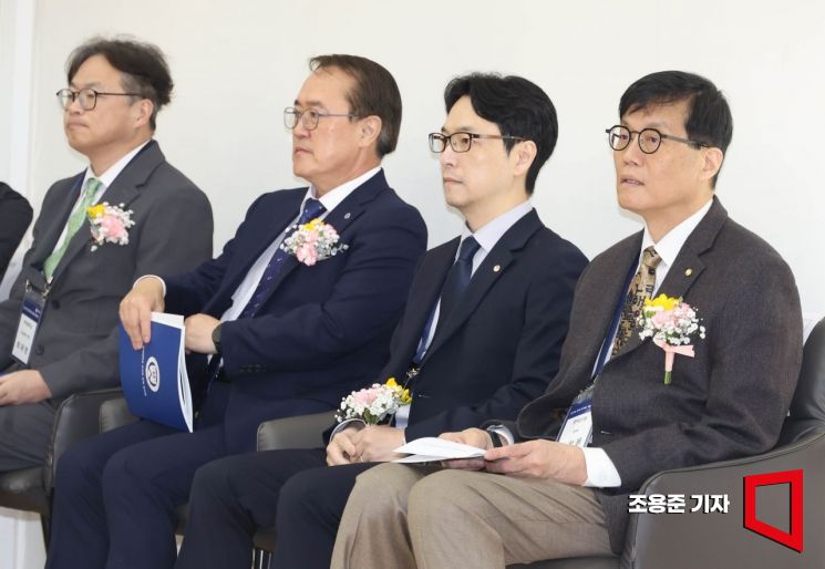 [포토] 연세대 인구와 인재 연구원 개원 참석한 이창용 총재