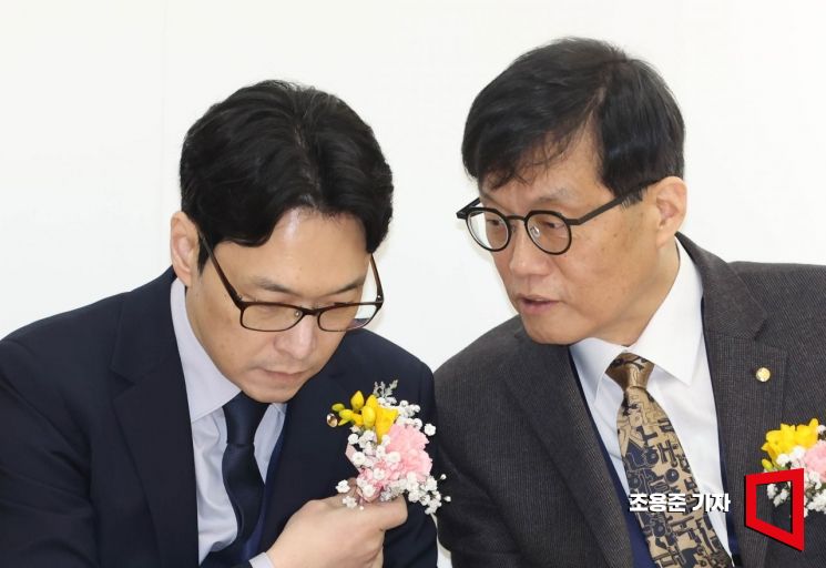 [포토] 대화하는 이창용 총재와 이재원 원장
