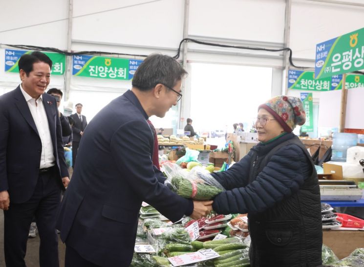 김동연, 소상공인·도매시장 이틀째 '민생행보'…애로사항 듣고 지원 약속