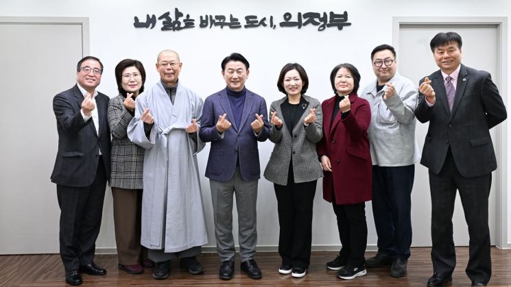 김동근 시장이 지난 20일 제8대 의정부시사회복지협의회 회장단과 간담회를 진행한 뒤 함께 기념사진을 찍고 있다. 의정부시 제공