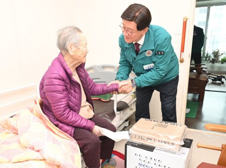 정종복 부산 기장군수, 100세 이상 어르신 장수축하물품 전달