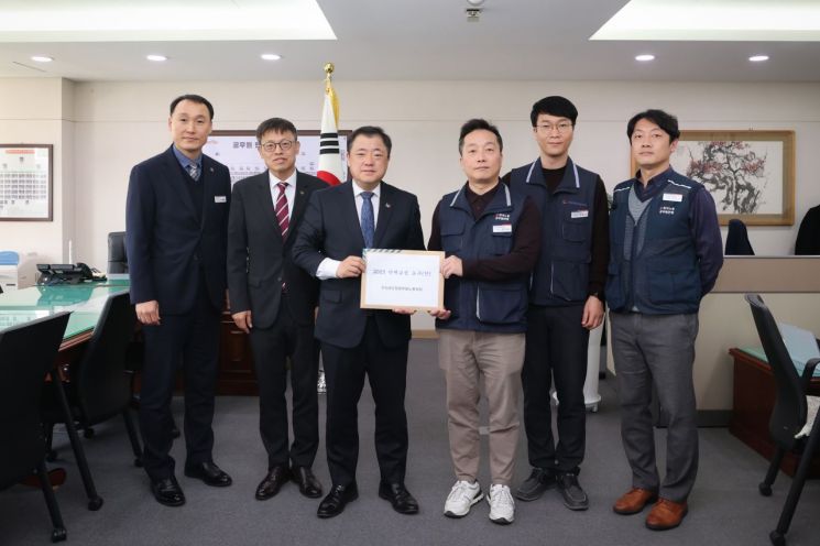박명균 경남도 행정부지사(왼쪽)와 한진희 경남도청공무원노조 위원장이 단체교섭 요구안을 함께 들어 보이고 있다. 경남도청 제공