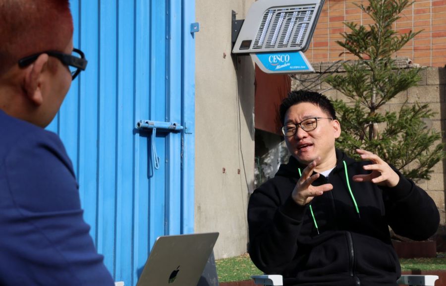 박성현 리벨리온 대표가 서울 성수동의 로봇 컨셉의 카페에서 김대식 카이스트 교수, 김혜연 안무가와 대담하고 있다.