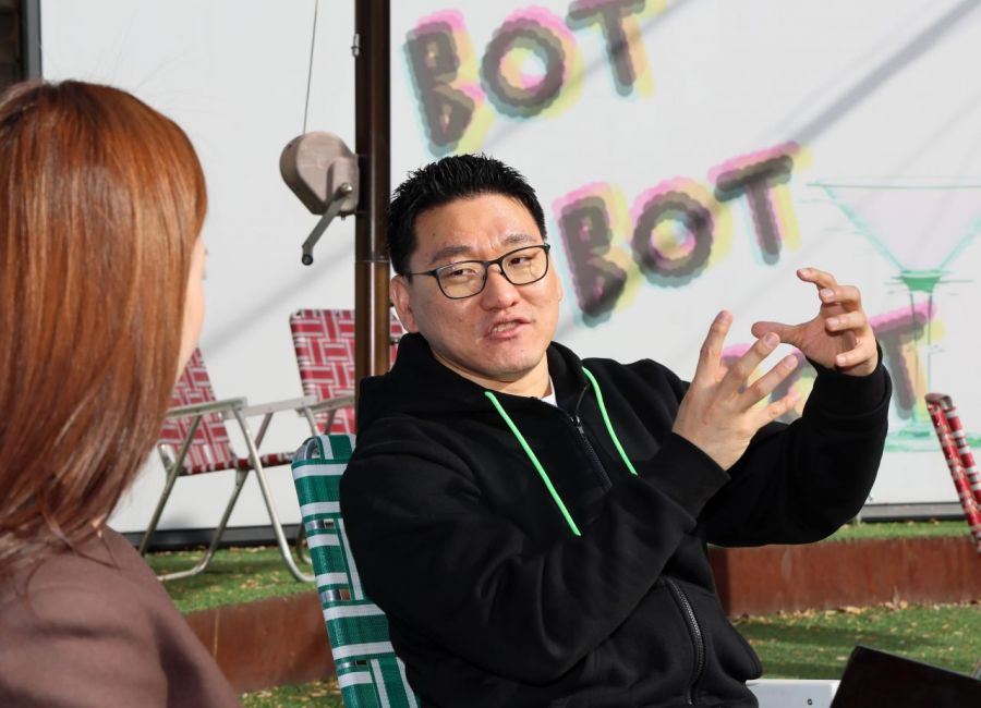 박성현 리벨리온 대표가 서울 성수동의 로봇 컨셉의 카페에서 김대식 카이스트 교수, 김혜연 안무가와 대담하고 있다.