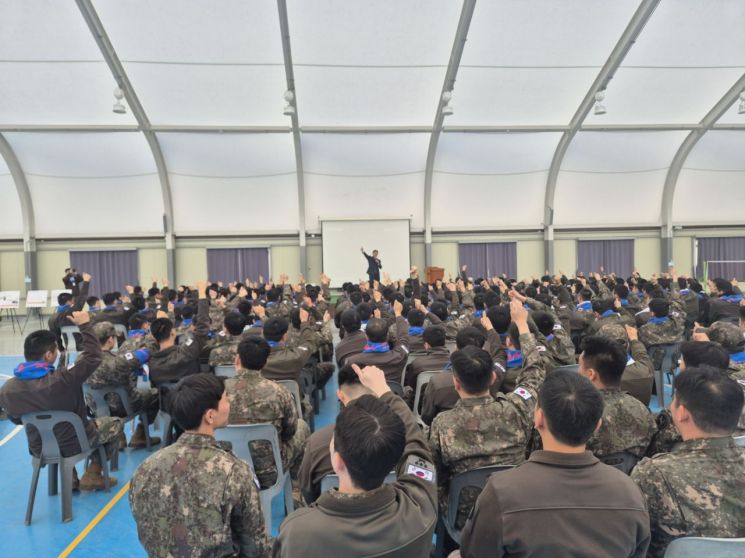 경기북부도박문제예방치유센터가 지난 19일 제9보병사단 황도깨비대대에서 도박문제 없는 건강한 군문화 조성을 위해 ‘도박 No! 건강문화 Yes! 건강문화 옹호단’ 양성 캠페인을 진행하고 있다. 경기북부도박문제예방치유센터 제공