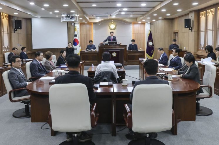 5일간의 의정활동을 마치고 폐회한 홍성군의회