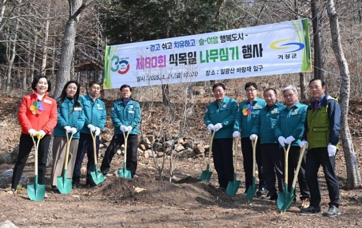 정종복 기장군수(가운데 좌측 첫번째)와 박홍복 기장군의회 의장(가운데 우측 첫번째)과 군의원, 이상기 부산시산림조합장(가운데 우측 다섯번째)이 나무심기 행사를 진행하고 있다. 기장군 제공