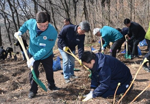정종복 기장군수(좌측)와 기장군 관계자들이 나무심기 행사를 진행하고 있다. 기장군 제공