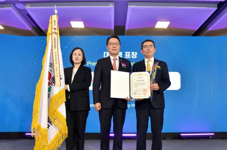 화순전남대병원 민정준 병원장(오른쪽)과 김희경 국제메디컬센터장(왼쪽)이 지난 20일 서울 코엑스에서 열린 ‘메디컬 코리아 2025’에 참석해 최고상인 대통령 표창을 받았다. 화순전남대병원 제공