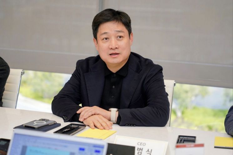 홍범식 LG유플러스 사장은 19일(현지시간) 오후 미국 캘리포니아주 새너제이에 위치한 LG테크놀로지벤처스에서 취재진과 차담회를 진행하고 있다. LG유플러스 제공