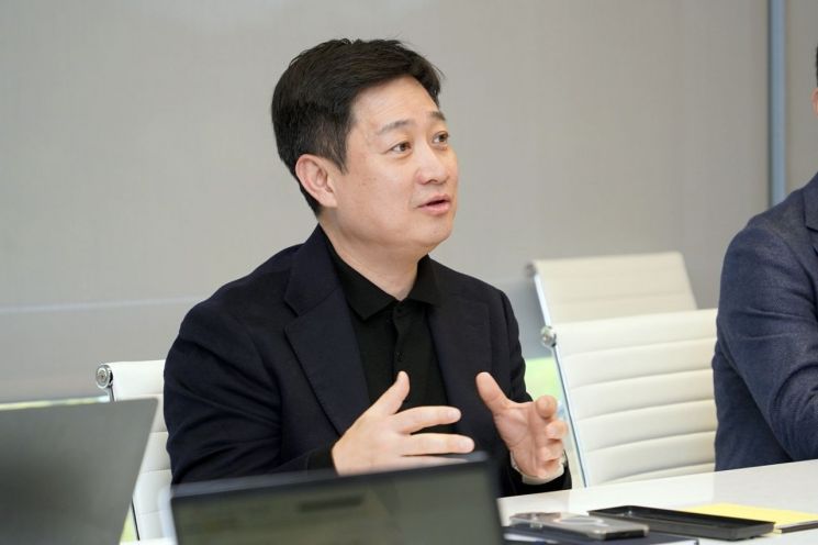 홍범식 LG유플러스 사장은 19일(현지시간) 오후 미국 캘리포니아주 새너제이에 위치한 LG테크놀로지벤처스에서 취재진과 차담회를 진행하고 있다. LG유플러스 제공