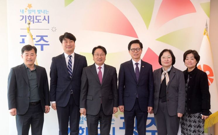 강기정 광주시장이 21일 오전 시청 접견실에서 황정근 국회도서관장과 환담을 나눈 후 기념 촬영을 하고 있다. 광주시 제공