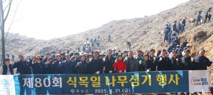 [포토] 곡성군, 식목일 기념 ‘편백나무 심기’