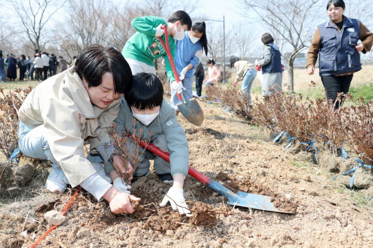 [포토] 첨단2동, 주민과 희망나무 1,700주 식재