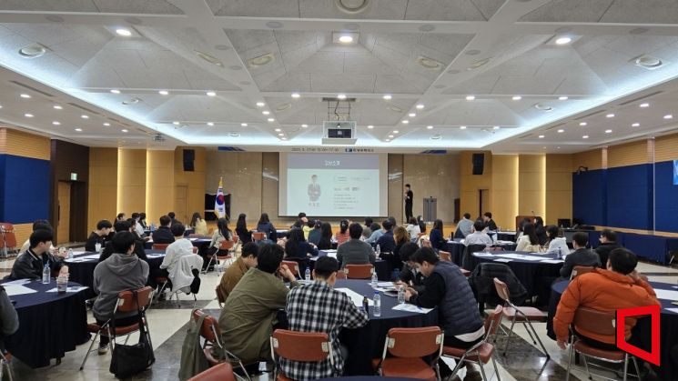 21일 구미상공회의소 2층 대강당에서 구미산단 기업체 임직원 및 유관기관 관계자 60여 명이 참석한 가운데 ‘신입사원(실무자) 역량강화 교육’을 하고 있다.