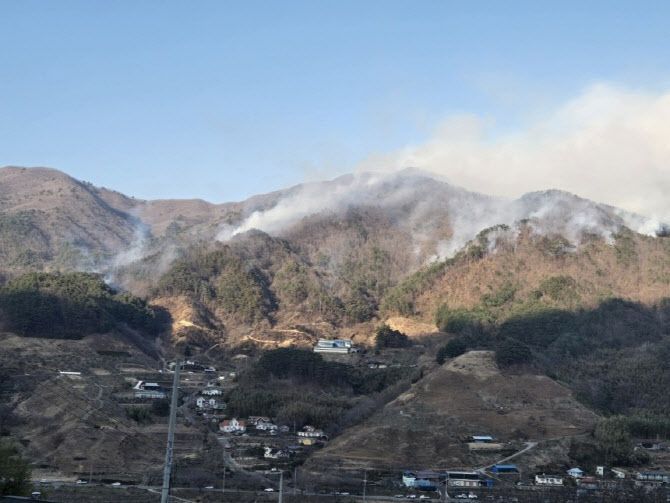 산청군 시천면 한 야산에서 산불이 발생했다. 경남소방본부 제공.