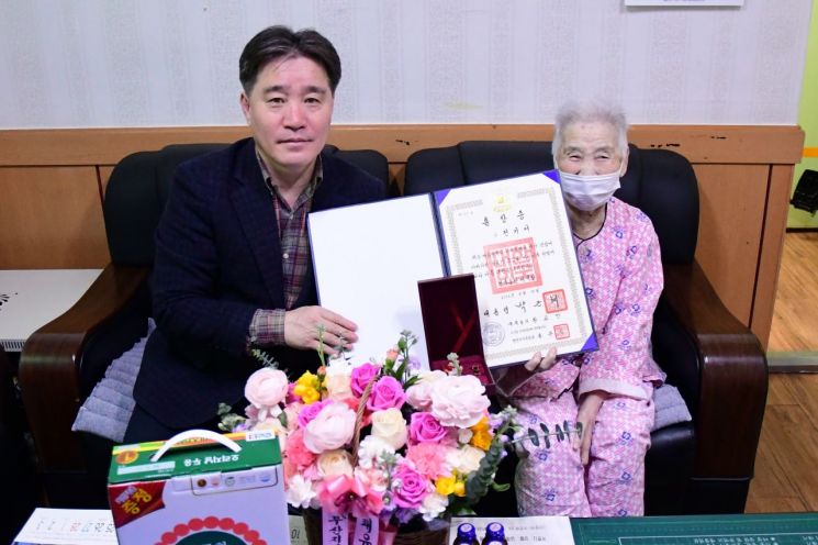 부산지방보훈청이 故 전기서 지사 유족에게 건국훈장을 전수하고 있다. 부산지방보훈청 제공