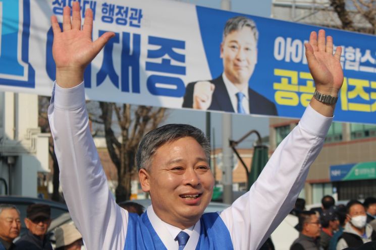 [포토] 이재종 후보, 담양중앙공원에서 지지자들과 유세