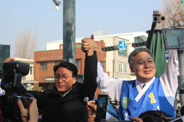 [포토] 김민석 최고와 이 후보, 손 맞잡고 유세 지원