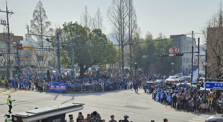 이재종 전남 담양군수 민주당 후보 집중 유세가 펼쳐진 담양읍 중앙공원 및 사거리가 유권자들로 꽉 차있다. 강성수 기자