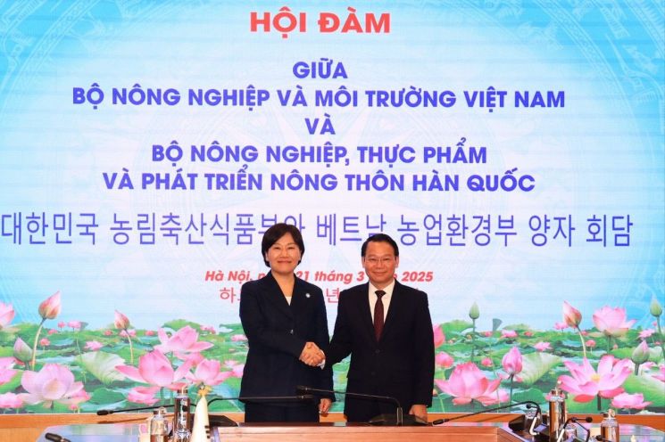 송미령 농식품부 장관(왼쪽)이 21일 베트남을 방문해 도득두이 베트남 농업환경부 장관을 만나 양국간 농업 협력방안을 논의하고 기념사진 촬영을 하고 있다.
