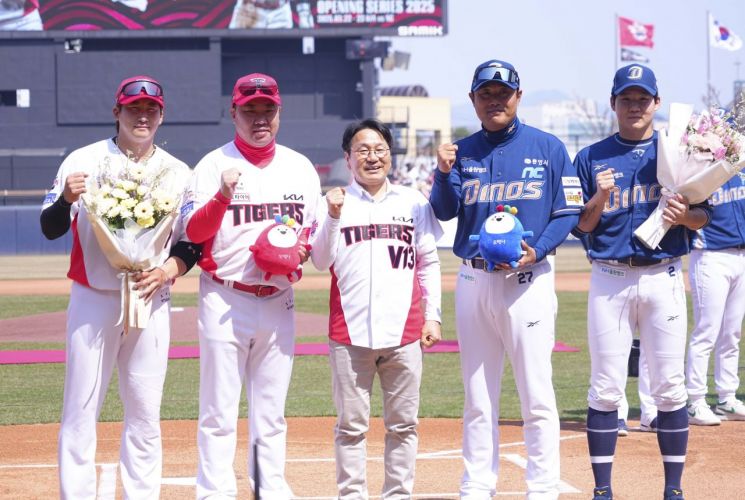 [포토] 강기정 광주시장, KIA 타이거즈 홈개막전 참석