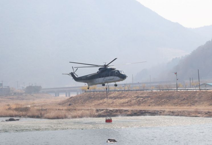진화헬기가 경남 산청군 산불 현장에 뿌릴 물을 퍼 올리고 있다. 경남도 제공