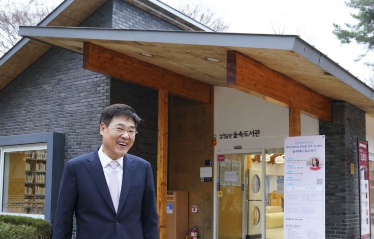 정문헌 종로구청장은 "거주 여건 개선을 위해 불합리한 규제를 풀고, 주차장 등 생활 SOC를 계속 확충하겠다"고 말했다. 삼청공원 매점을 리모델링해 만든 숲속도서관 앞에서 정 구청장이 웃고 있다. 종로구 제공.