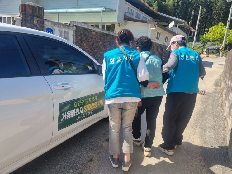 전남 지역에 거주하는 한 어르신이 전남도에서 운영하는 병원동행 서비스를 이용하고 있는 모습. 전남도 제공