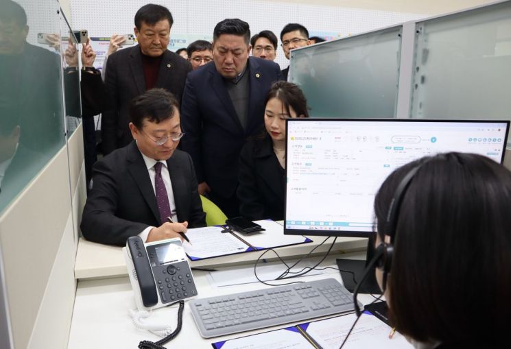 전남도가 운영 중인 외국인 주민 통합지원 콜센터 내 3자 통화 시연 현장 모습. 전남도 제공