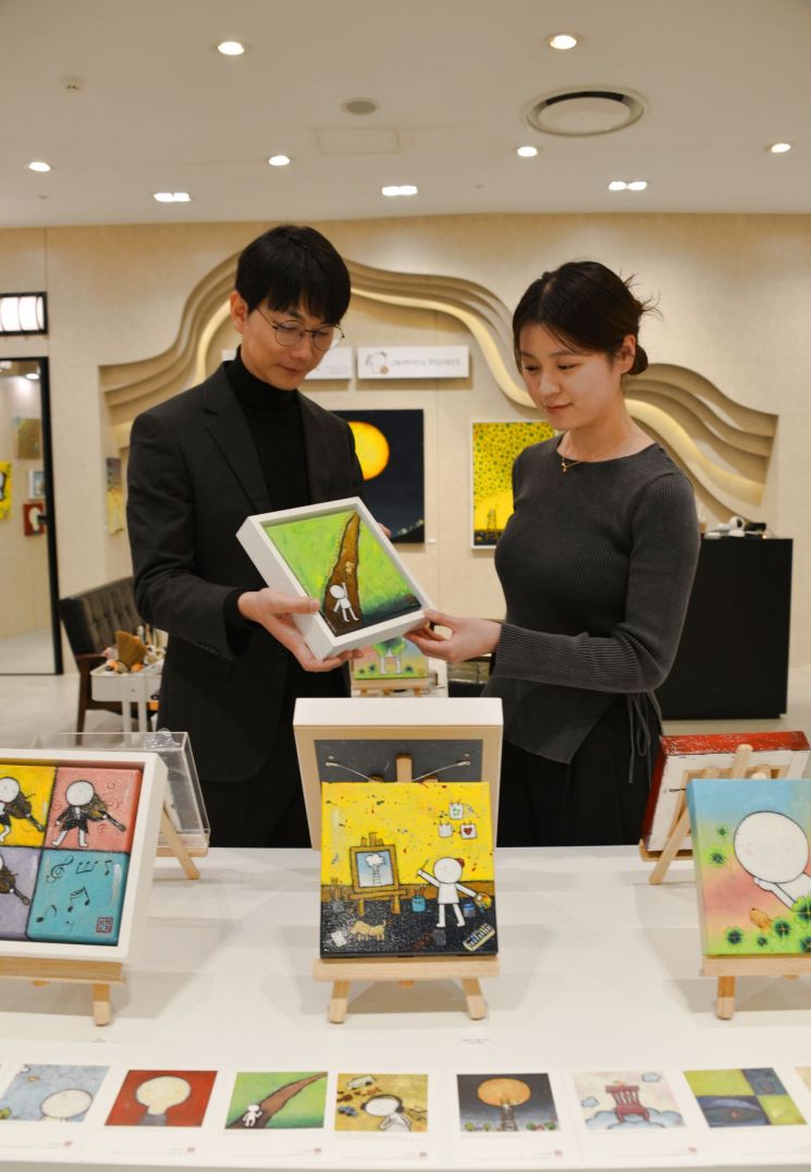 롯데백화점 광복점 6층에서 부산 출신 마음을 그리는 작가 '젬마팔렛'의 
마음을 그리는 미술관 팝업스토어가 진행되고 있다.