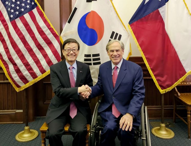 윤진식 한국무역협회 회장이 19일 텍사스주에서 그레그 애벗(Greg Abbott) 주지사를 만나 면담을 하고 있다. 사진 무협 제공