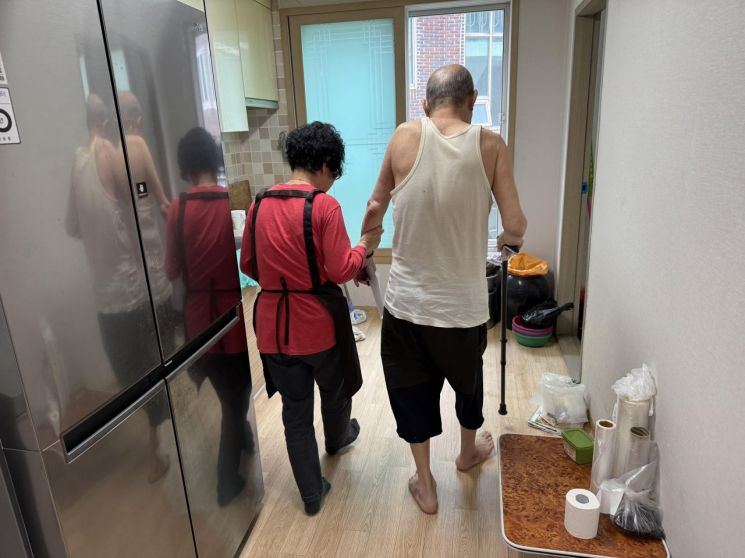 전문인력 파견을 통한 ‘퇴원환자안심돌봄 서비스’ 모습.