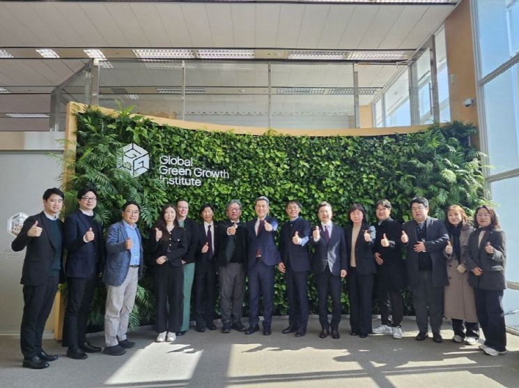 이강덕 포항시장이 지난달 26일 글로벌녹색성장기구(GGGI)를 방문해 김상협 사무총장과 면담한 후 포항시, GGGI 관계자와 기념 촬영을 하고 있다. 포항시 제공