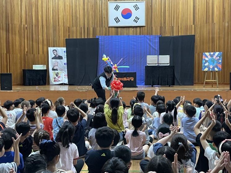 지난해 12월 진행됐던 ‘학교로 찾아가는 문화예술 극장’. 광주희망사다리교육재단이 초등학교의 다문화 인식 개선을 위해 8개 초등학교를 대상으로 운영했다. 광주교육청 제공