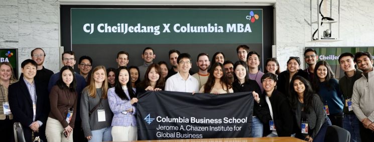 CJ제일제당 글로벌 인재 견학 프로그램을 통해 CJ제일제당센터를 방문한 컬럼비아대 MBA 과정 학생들이 이선호 CJ제일제당 식품성장추진실장(중앙)과의 기념 촬영을 위해 포즈를 취하고 있다. [사진=CJ제일제당 제공]