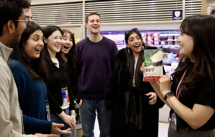 CJ제일제당 글로벌 인재 견학 프로그램을 통해 CJ제일제당센터를 방문한 컬럼비아대 MBA 과정 학생들이 CJ더마켓 매장에서 비비고 제품 설명을 듣고 있다. [사진=CJ제일제당 제공]