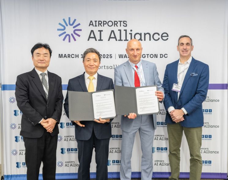 지난 19일 미국 워싱턴 D.C.에서 열린 '공항 AI 연합(AAA) 서밋'에서 이학재 인천국제공항공사 사장(왼쪽 두 번째)이 인천국제공항 AAA 멤버십 가입 인증서를 들고 윌럼 패스트 AAA 사업총괄이사(왼쪽 세 번째)를 비롯한 관계자들과 기념촬영을 하고 있다. 인천공항공사 제공
