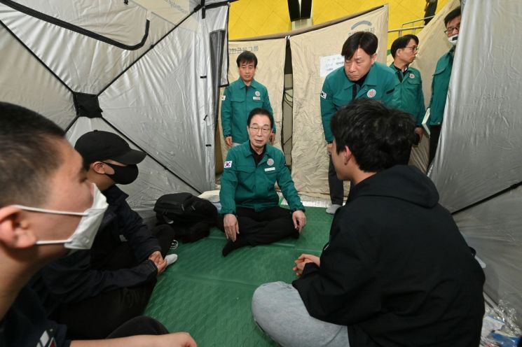 임종식 경북교육감이 의성산불 대피 시설을 찾아 이재민들을 위로하고 있다.