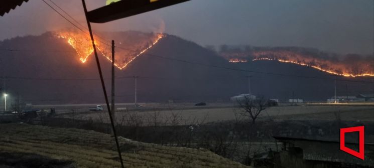경북 의성군 명고리 앞산에서 서암길 뒷산으로 불이 옮겨 가고 있는 실정이다.