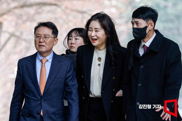 [포토] 법정 들어서는 윤 대통령 변호인단