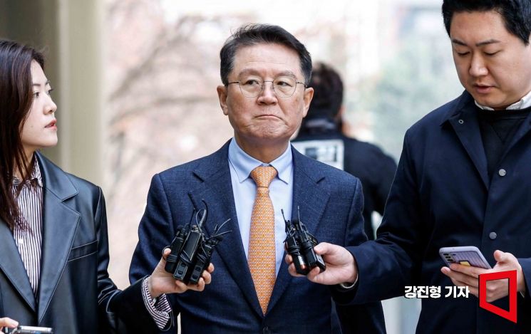 [포토] 취재진 질문 받는 윤갑근 변호사