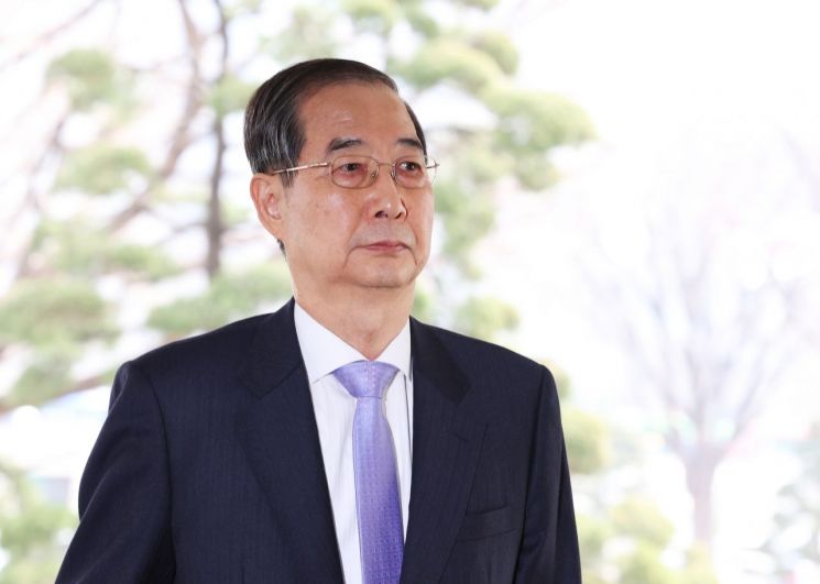 직무 복귀한 한덕수 대통령 권한대행 국무총리가 24일 정부서울청사로 출근하고 있다. 연합뉴스