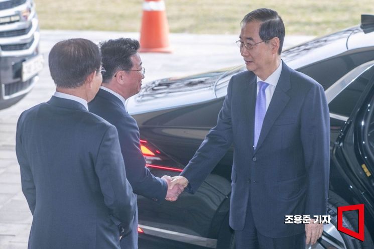[포토] 한덕수 총리 탄핵 기각, 업무 복귀