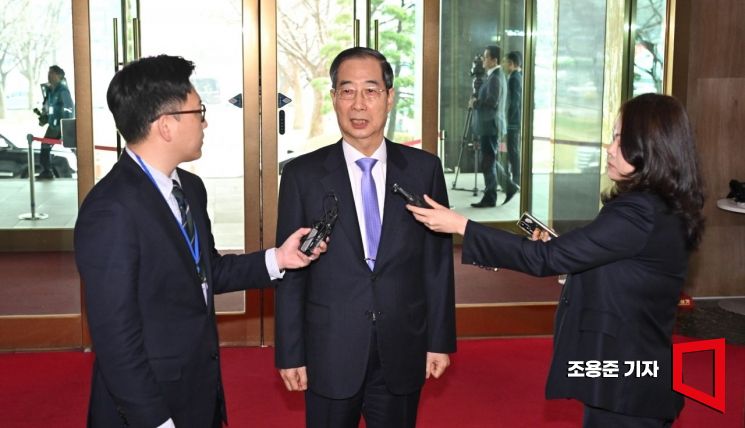 [포토] 취재진 질문에 답하는 한덕수 총리