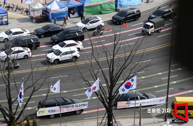 [포토] 천막농성장 옆 지나는 한덕수 총리 차량