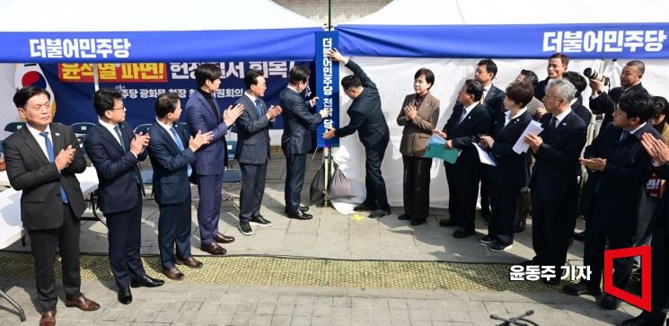 이재명 더불어민주당 대표와 박찬대 원내대표가 24일 서울 광화문에서 천막당사 현판식을 갖고 있다. 2025. 03. 24 윤동주 기자
