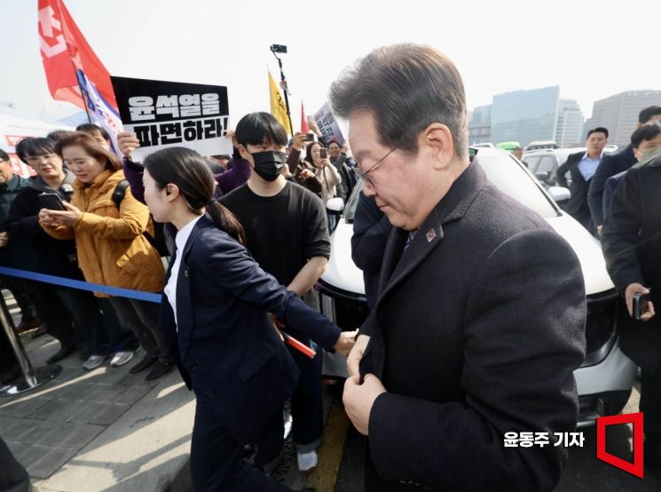 [포토] 이재명, 경찰 경호속 천막당사 최고위 참석