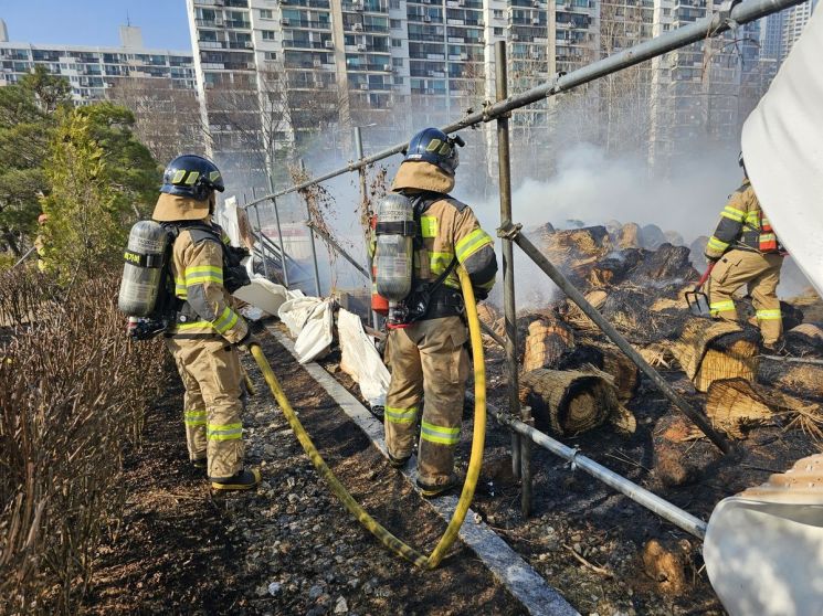 지난 22일 서울 강남구 개포동의 한 공원에서 초등학생 2명이 마시멜로를 구워 먹기 위해 잔디에 불을 붙여 화재가 발생했다. 강남소방서 제공