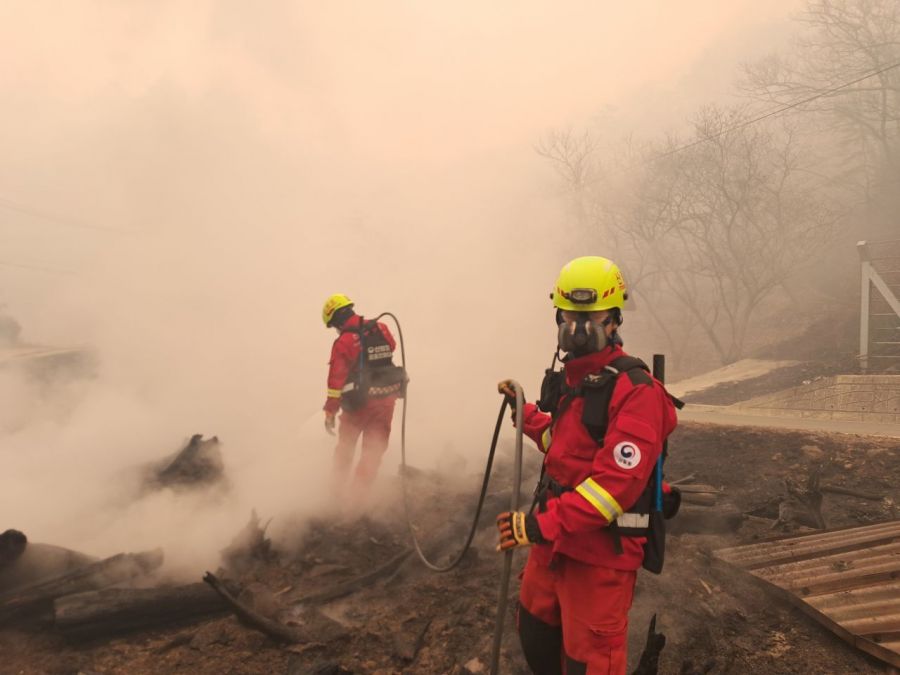 경북 의성군 대형 산불 발생 이틀째인 23일 의성군 산불 발화지점 인근 야산에서 산림청 헬기가 산불 진화를 하고 있다. 오른쪽 사진은 경남 산청군 시천면 화재 현장에서 진화작업이 이어지고 있는 모습. 연합뉴스
